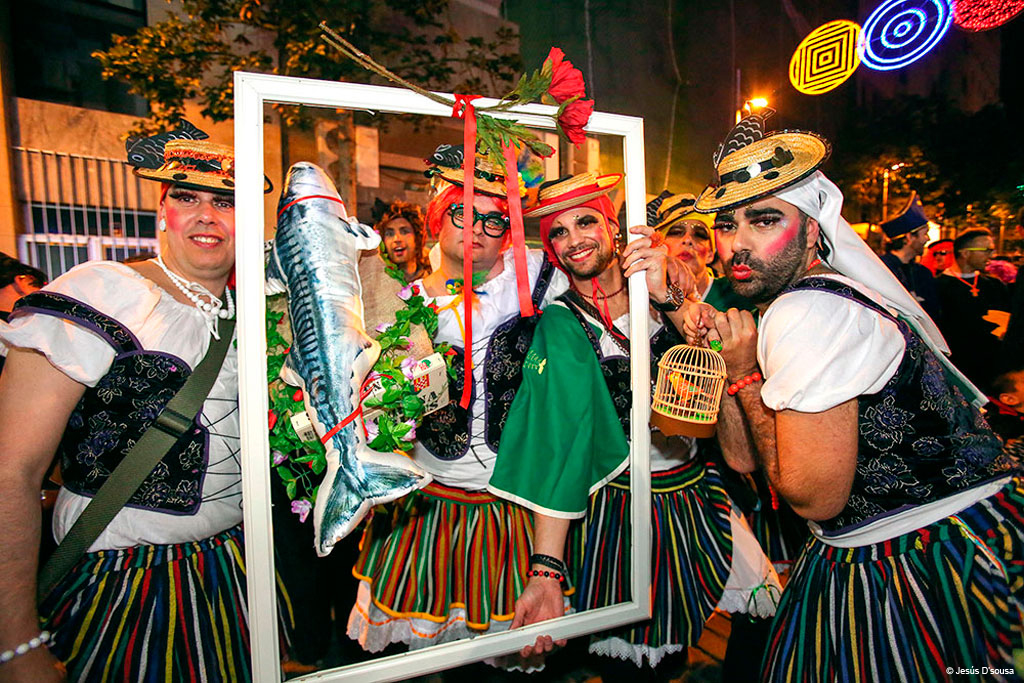 Groep op het carnaval van Tenerife met kleurrijke kostuums en een versierd lijstje.