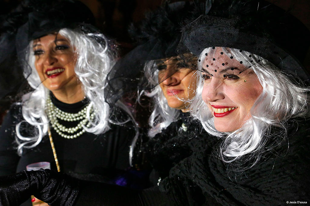 Mensen die witte pruiken en zwarte hoeden droegen op het carnaval op Tenerife.