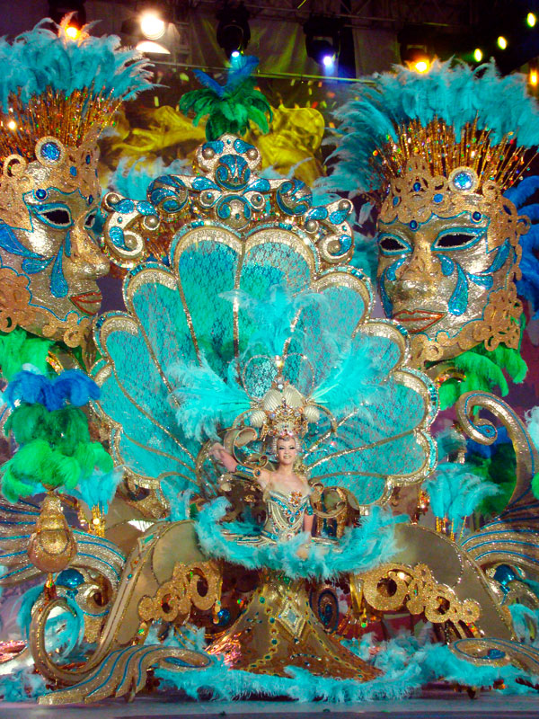 Kleurrijke en uitgebreide kostuum van het Carnaval van Tenerife.