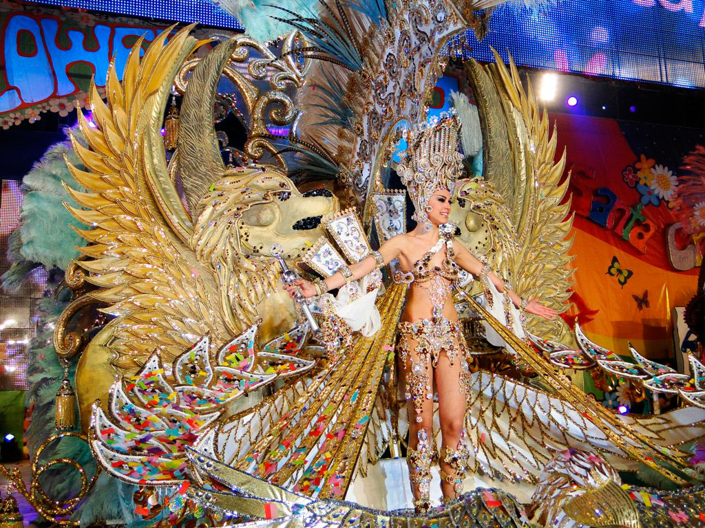 Feestelijke kostuum op het carnaval van Santa Cruz de Tenerife met gouden leeuwen en veren.