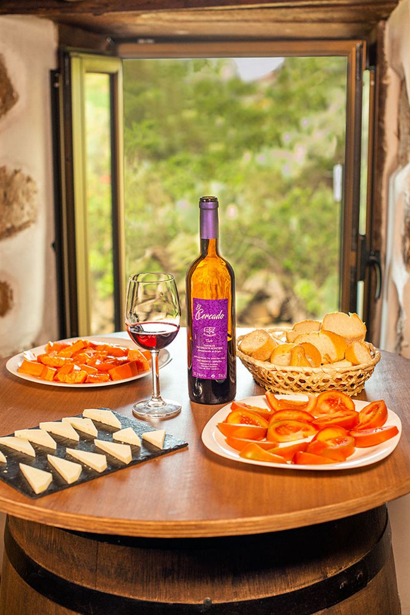 Fles El Cercado-wijn en snacks op tafel op Tenerife.
