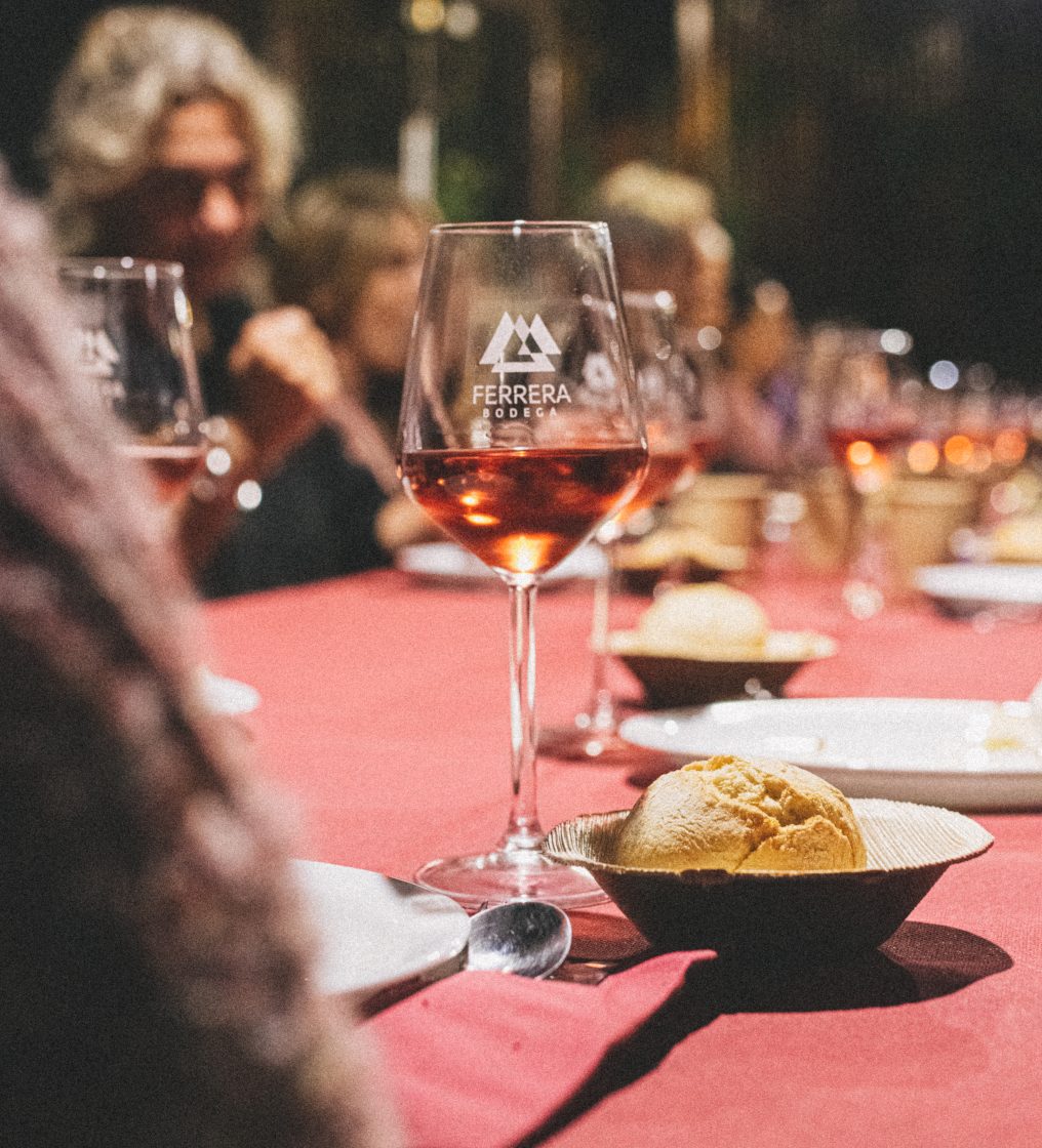 Glas wijn en brood op tafel bij Bodega Ferrera, Tenerife.