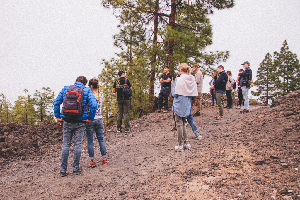 Groep mensen die over een vulkanisch pad op Tenerife wandelen.