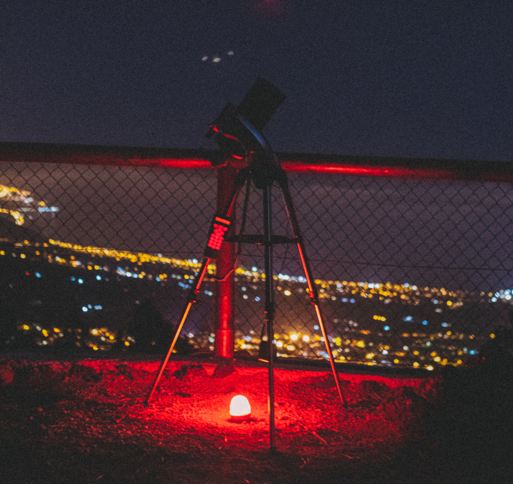 Telescoop in het perspectief met stedelijke nachtverlichting op Tenerife.