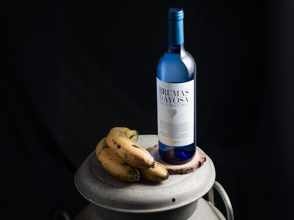 Fles Brumas Dayosa Valle de Güímar-wijn met bananen.