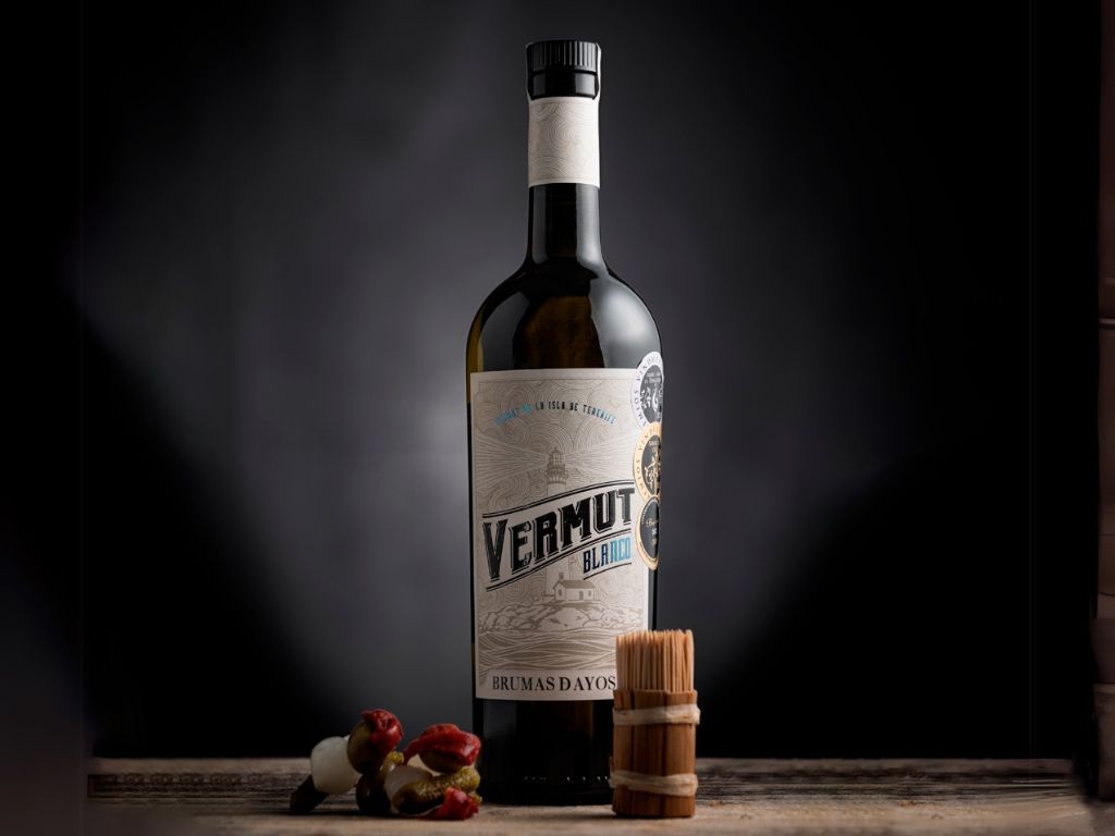 Fles Brumas Dayos Witte Vermout op een donkere achtergrond op Tenerife.