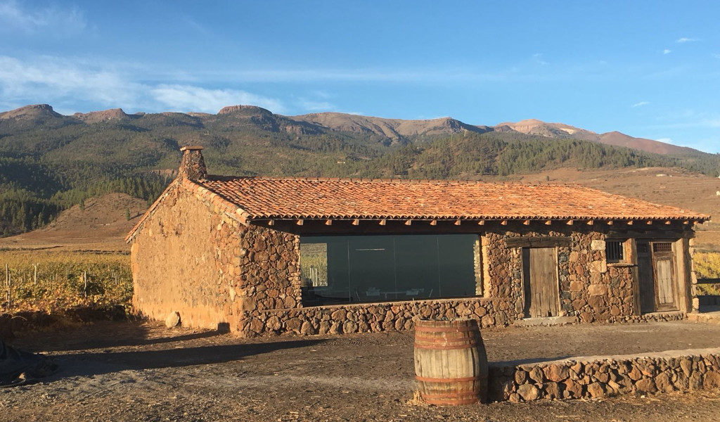 Stenen huis in het bergachtige landschap van Tenerife.