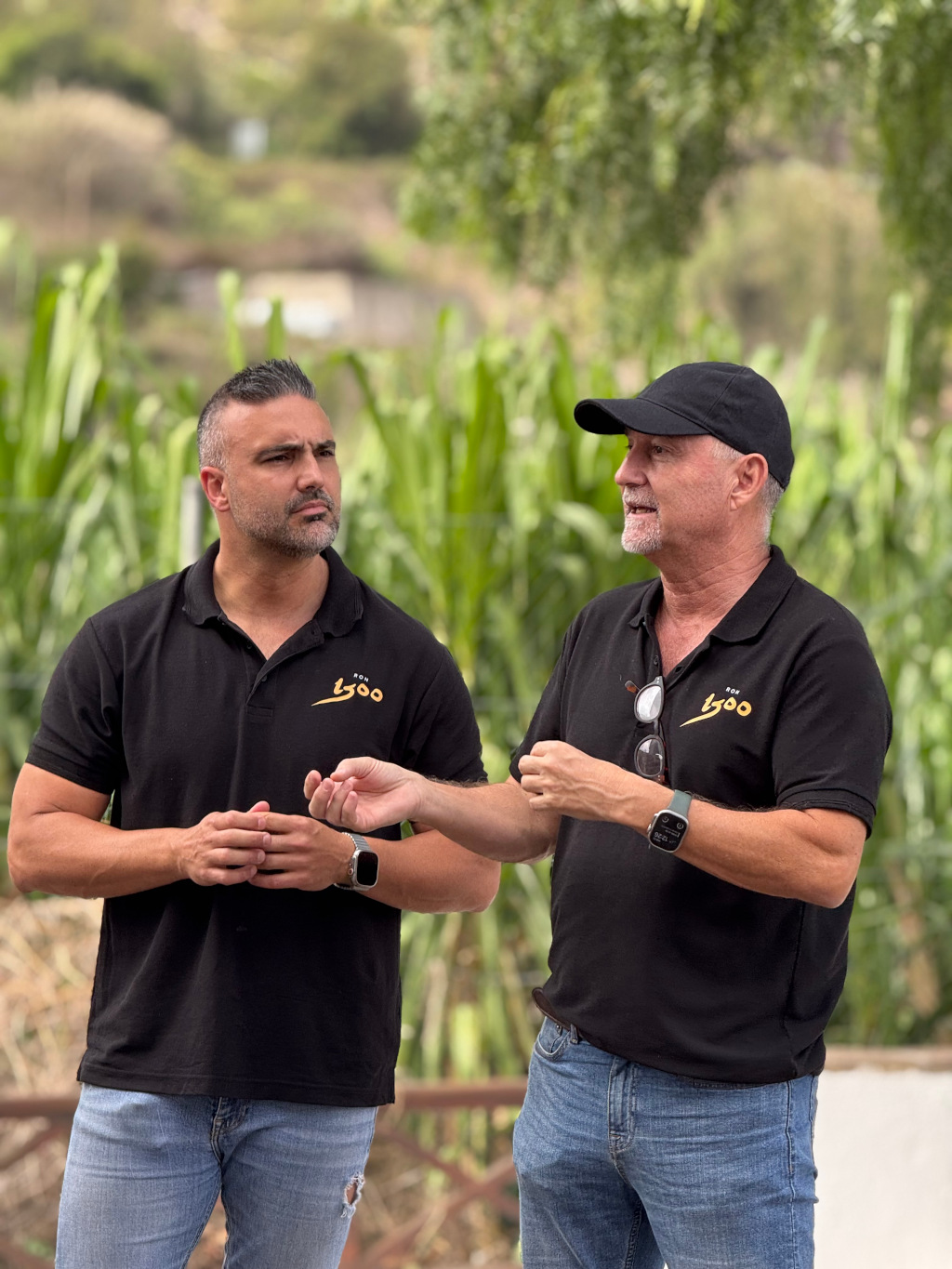 Twee mannen praten in een groene omgeving in Loro Parque, Tenerife.