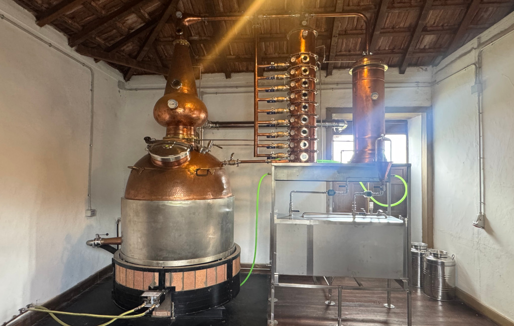 Koper nog steeds in een traditionele distilleerderij op Tenerife.