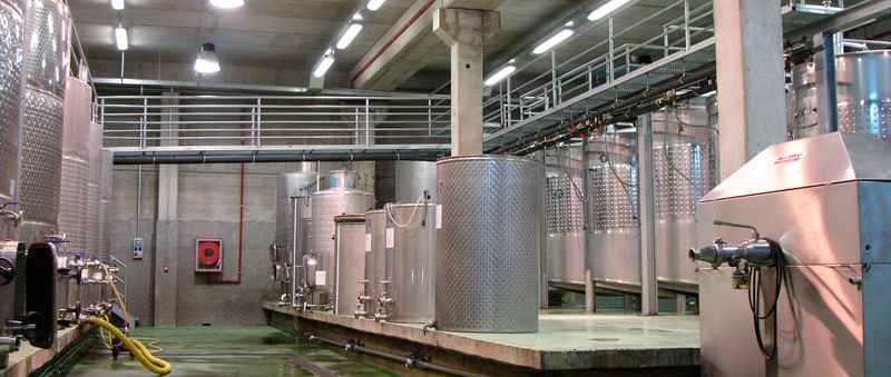 Roestvrijstalen tanks in een industrieel magazijn op Tenerife.