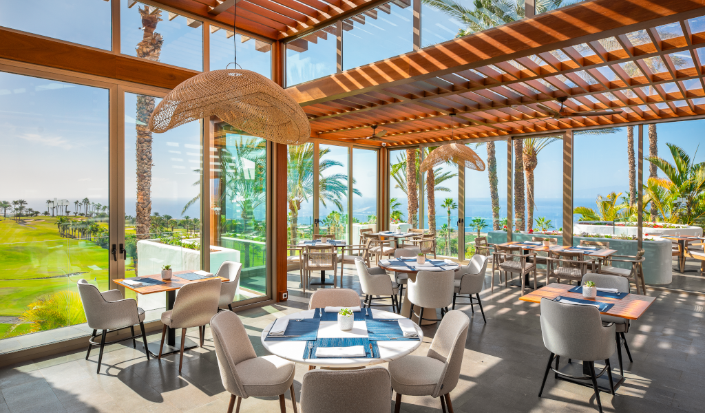 Restaurant met uitzicht op zee en golfbanen op Tenerife.