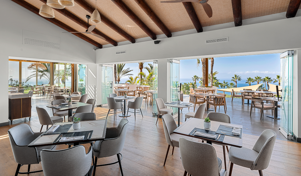 Restaurant met zeezicht en palmbomen op Tenerife.