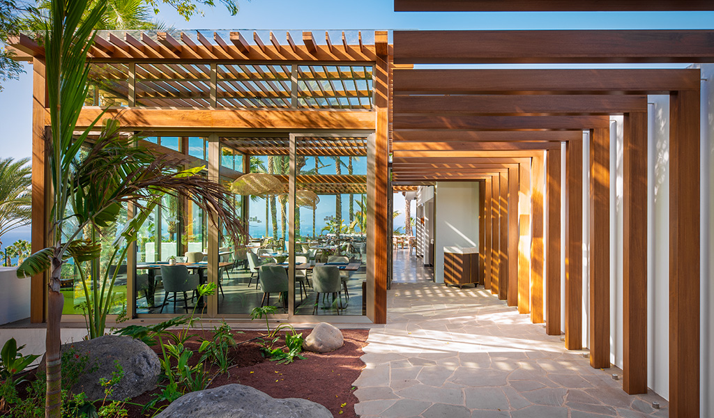 Ingang van een restaurant met terras en zeezicht op Tenerife.