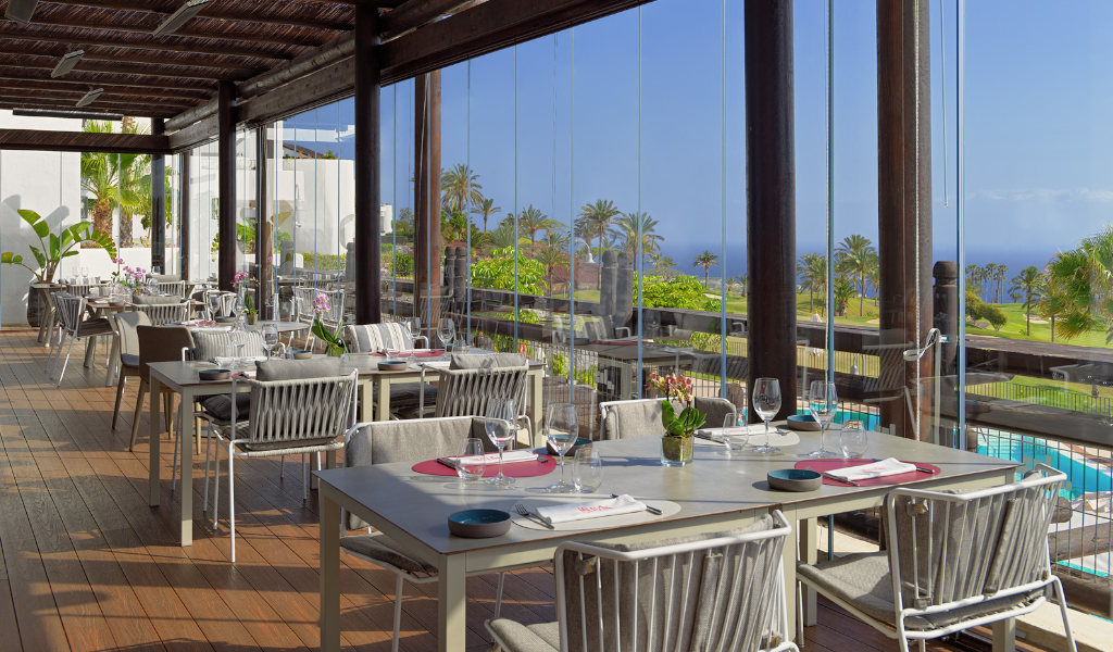 Restaurant op Tenerife met uitzicht op de tuin en de Atlantische Oceaan.
