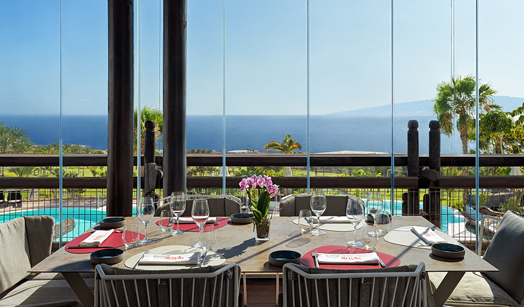 Tafel met servies in restaurant met uitzicht op zee op Tenerife.