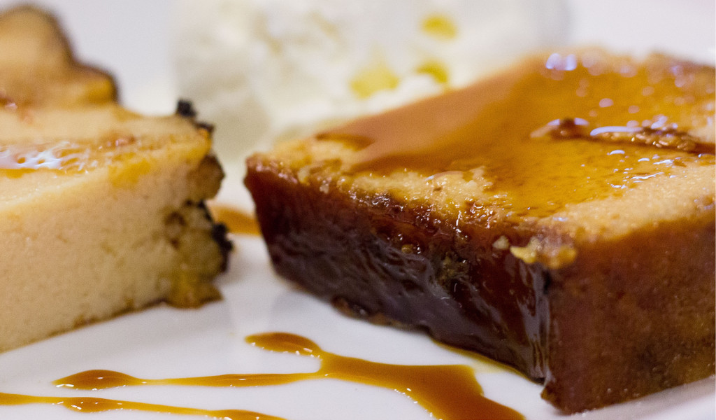 Flan met karamel en room op een bord, een typisch dessert uit Tenerife.
