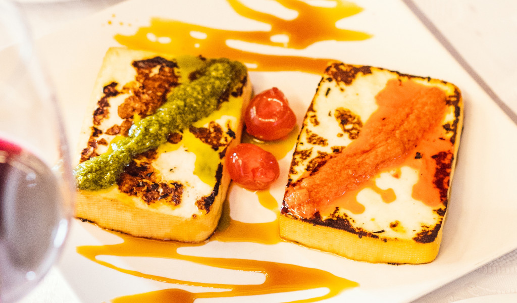 Kaas met groene en rode sauzen en tomaten, een typisch gerecht van Tenerife.