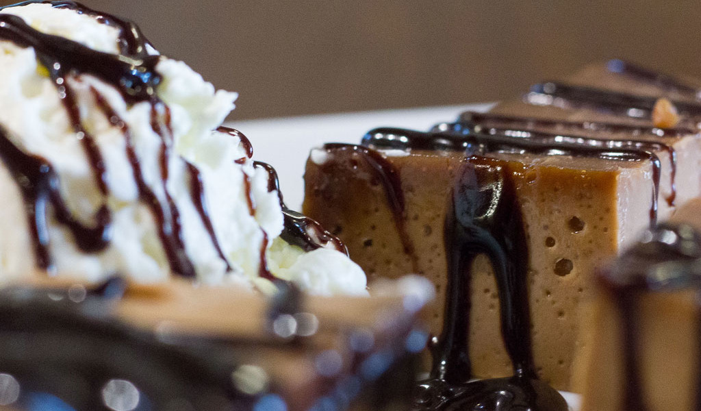 Dessert met karamel en room, bedekt met chocolade op Tenerife.