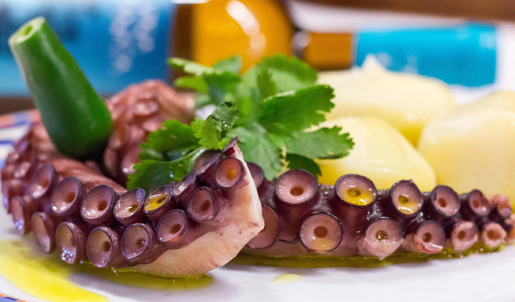Octopus met aardappelen en koriander in een typisch gerecht uit Tenerife.