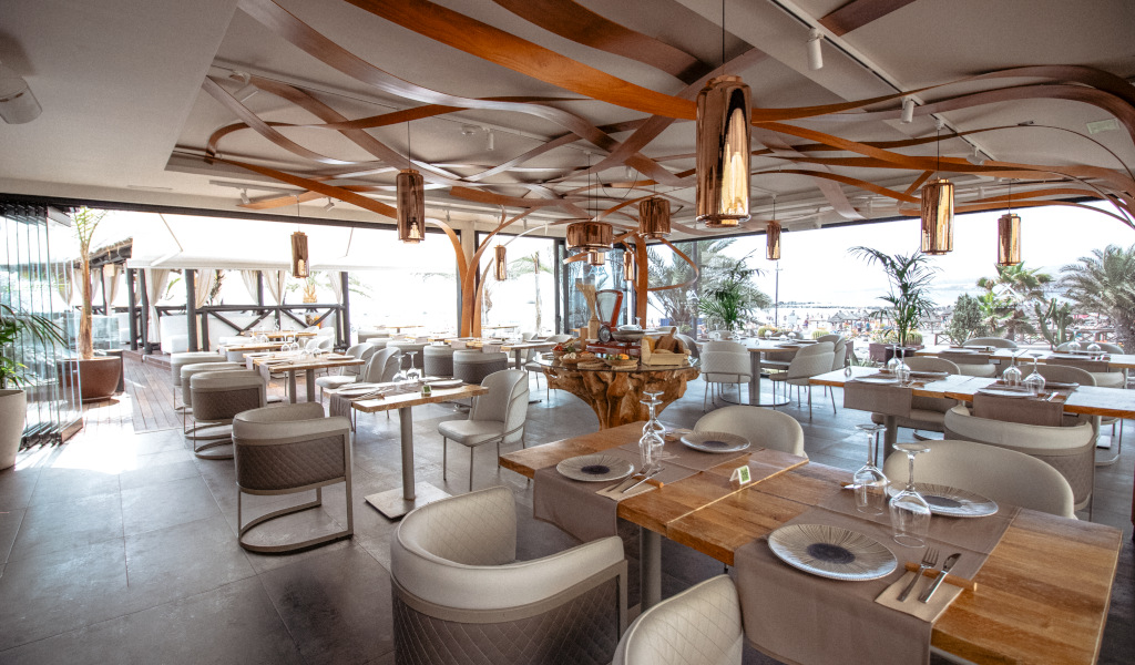 Elegant restaurant met zeezicht op Tenerife, tafels klaargemaakt voor eters.