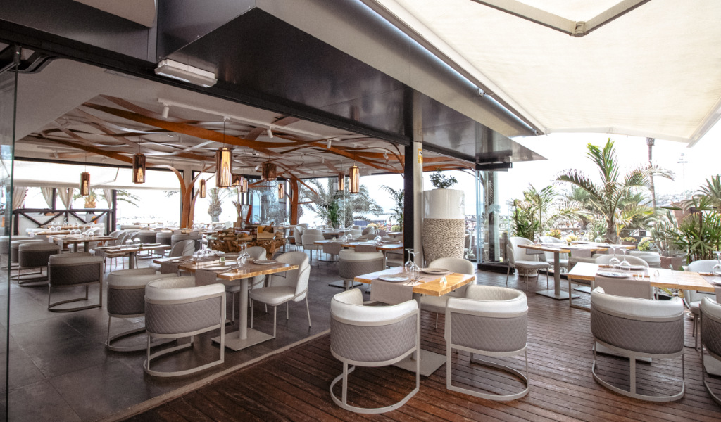 Restaurant met terras op Tenerife, tafels en stoelen voor de gasten.