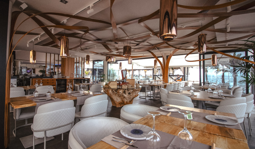 Restaurant met elegante tafels en moderne inrichting op Tenerife.