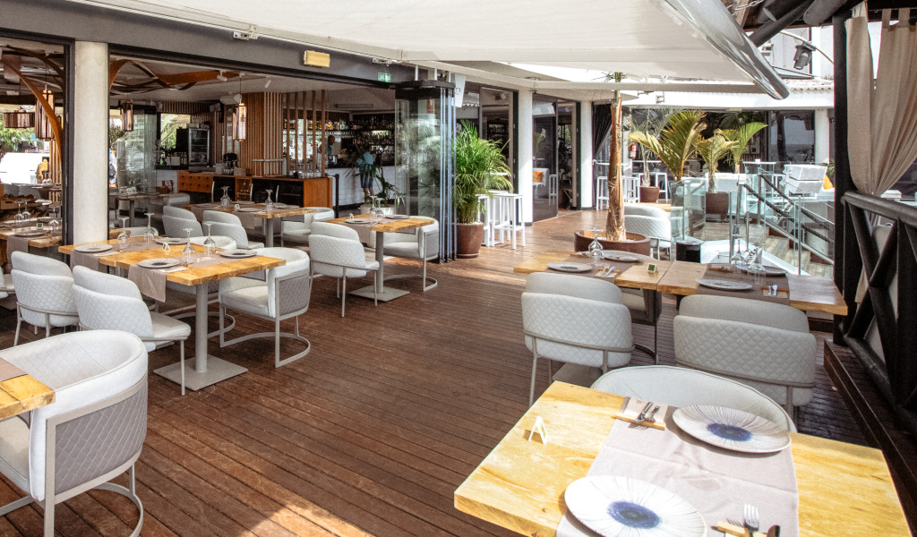 Restaurantterras op Tenerife met tafels en stoelen, moderne inrichting.