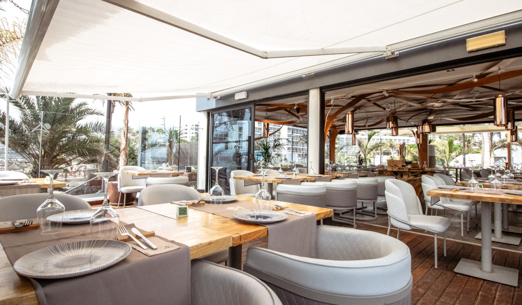 Openluchtrestaurant met tafels en stoelen op Tenerife.