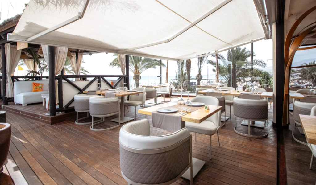 Restaurantterras met uitzicht op zee en buitenzitplaatsen op Tenerife.