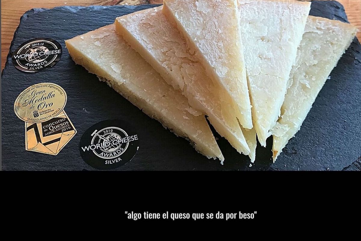 Bekroonde gedroogde kaas, Tenerife, met medailles en tekst iets over de kaas die wordt gegeven voor een kus.