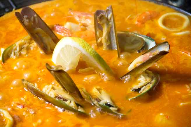 Zeevruchtenpaella met citroen op Tenerife.