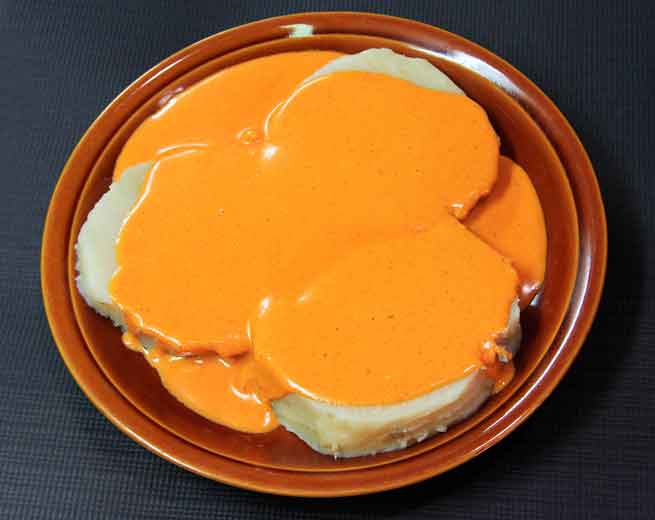 Gerimpelde aardappelen met mojo op een bord, een specialiteit van Tenerife.