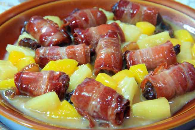 Gerecht met dadels omwikkeld met spek met stukjes ananas en mango in Tenerife.