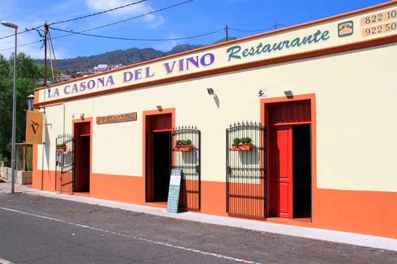 La Casona del Vino Restaurant op Tenerife met open deuren en zichtbaar bord.