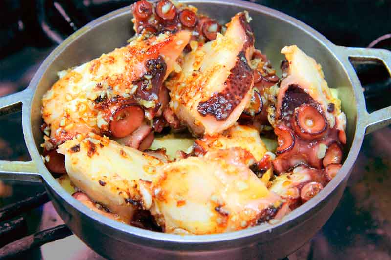 Geroosterde octopus geserveerd in een ovenschotel in een restaurant op Tenerife.