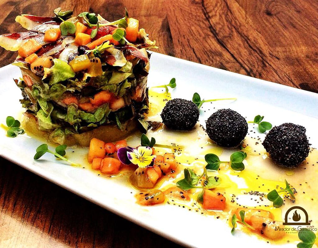 Gourmetsalade met kaasballetjes en fruit bij Mirador de Garachico, Tenerife.