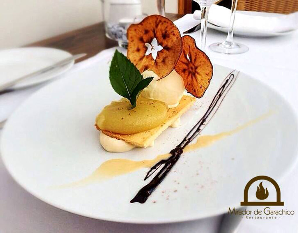 Gourmetdessert met room, ijs en appelschijfjes bij Mirador de Garachico.