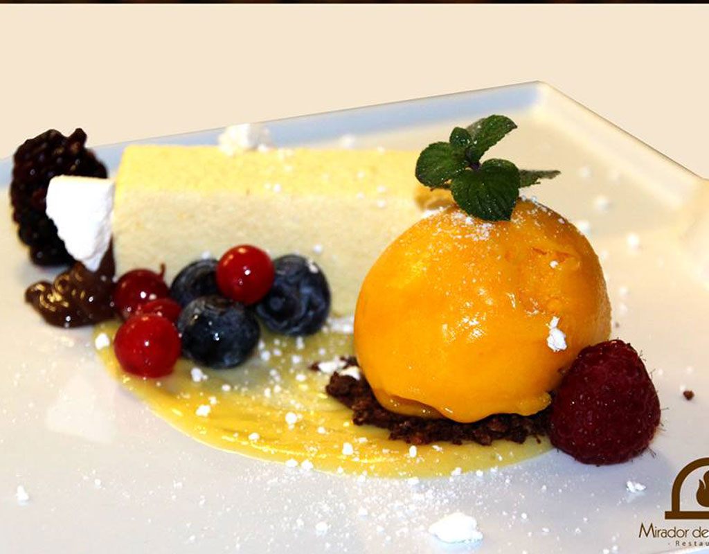 IJsdessert met fruit bij Mirador de Garachico, Tenerife.