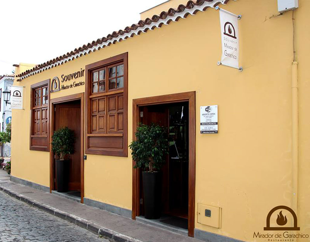 Gevel van het restaurant Mirador de Garachico op Tenerife, met zichtbare borden.