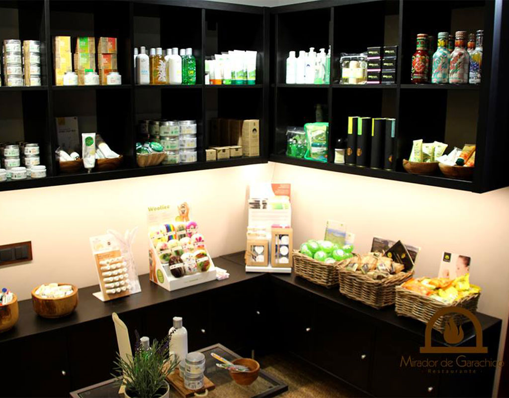 Schappen met diverse producten en het logo van het Mirador de Garachico Restaurant.