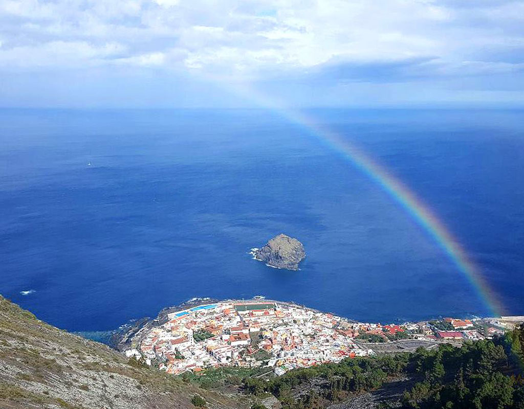 Regenboog over de oceaan nabij Garachico op Tenerife.