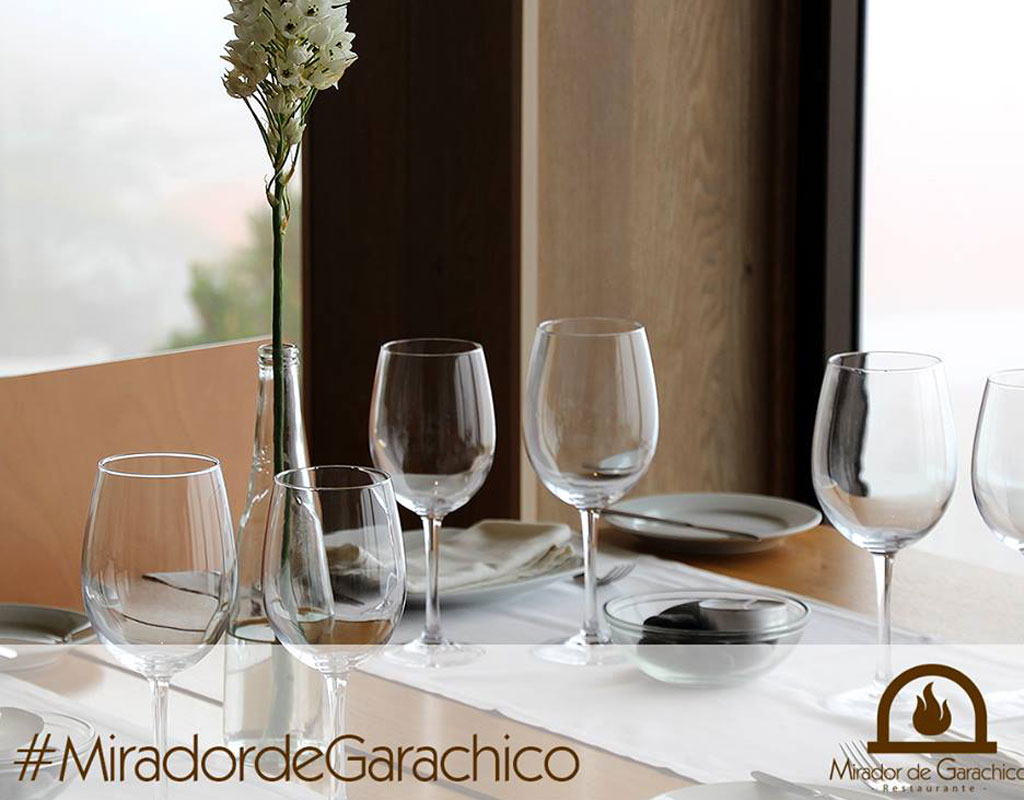 Tafel met lege glazen en witte bloemen in restaurant Mirador de Garachico. #MiradordeGarachico