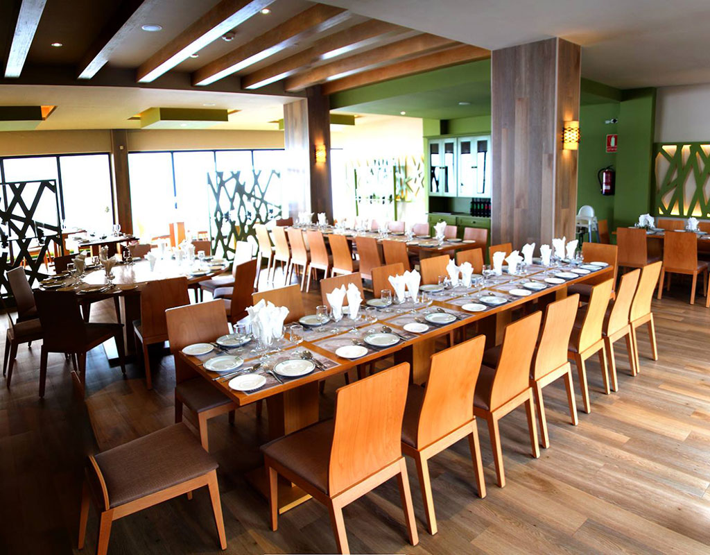 Elegante eetzaal met houten tafels en stoelen, klaargemaakt op Tenerife.