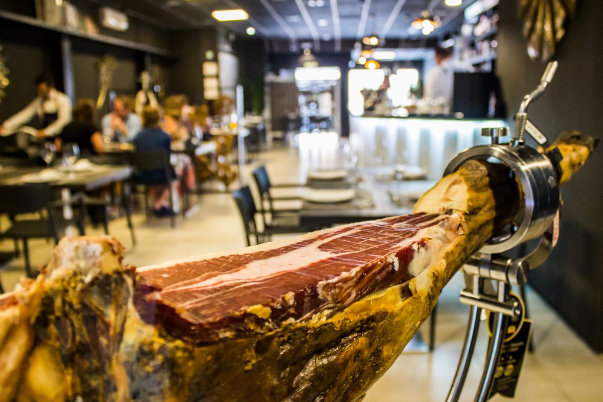 Ham op een standaard in een restaurant op Tenerife.