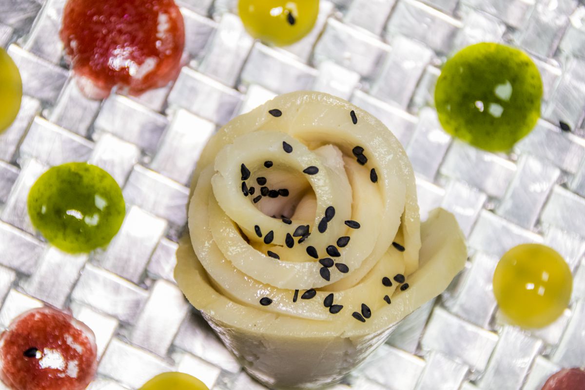 Inktvisrol met zwarte sesam en gekleurde sauzen op Tenerife.
