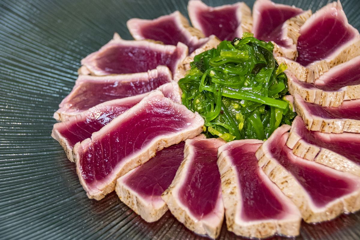 Sashimi-stijl tonijnplakjes met zeewier op Tenerife.
