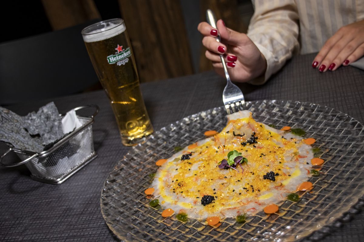 Carpaccio-gerecht met een biertje in een restaurant op Tenerife.