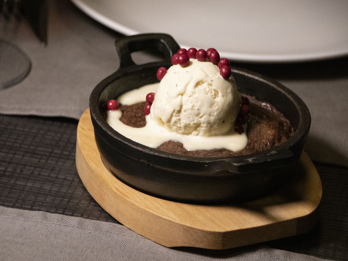 IJs met rode vruchten op een brownie op een bord op Tenerife.
