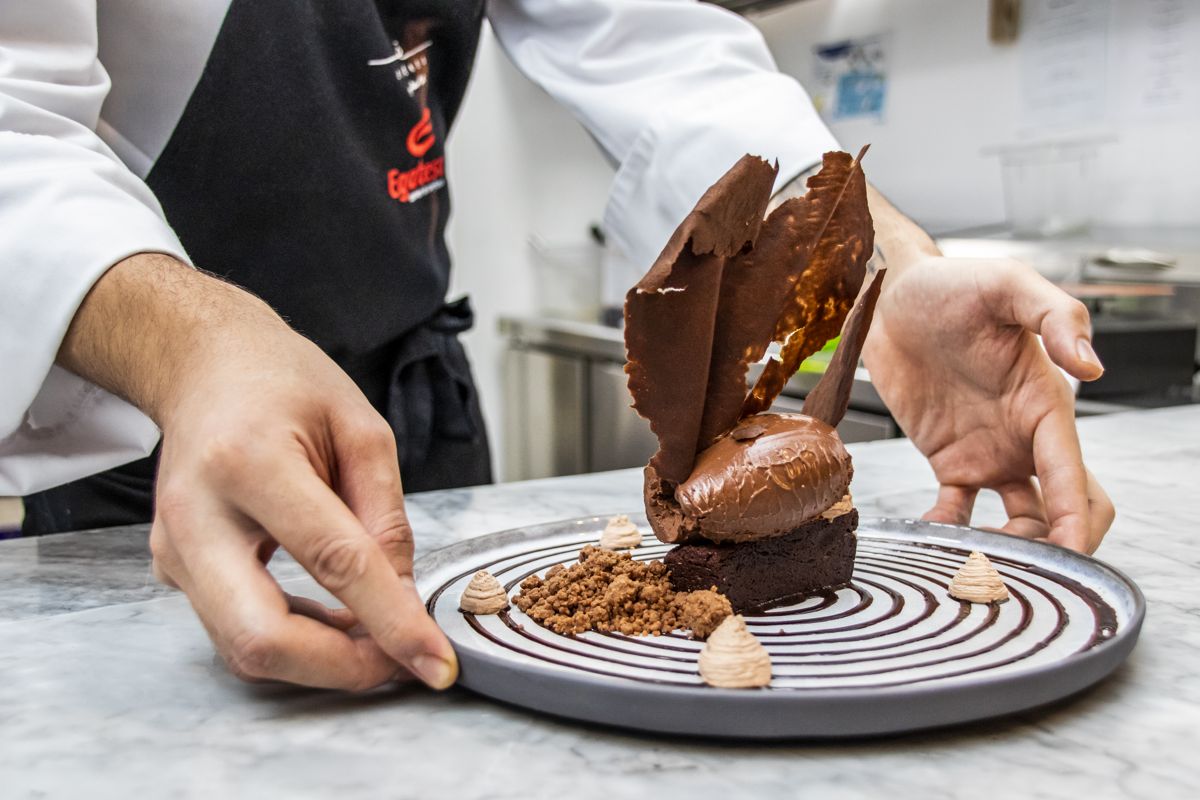 Chef die een chocoladedessert decoreert op Tenerife.