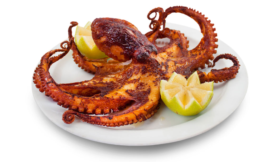 Gegrilde octopus geserveerd met citroenschilfjes op een wit bord op Tenerife.